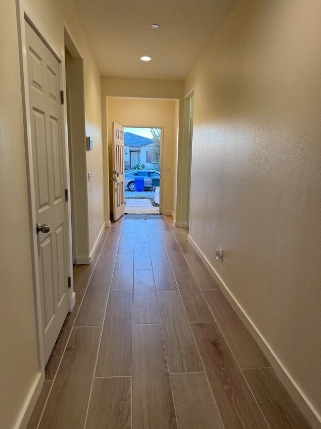 Building Photo - Solor Savings!  Beautiful modern interior with open floorplan for entertaining.  Large backyard w...