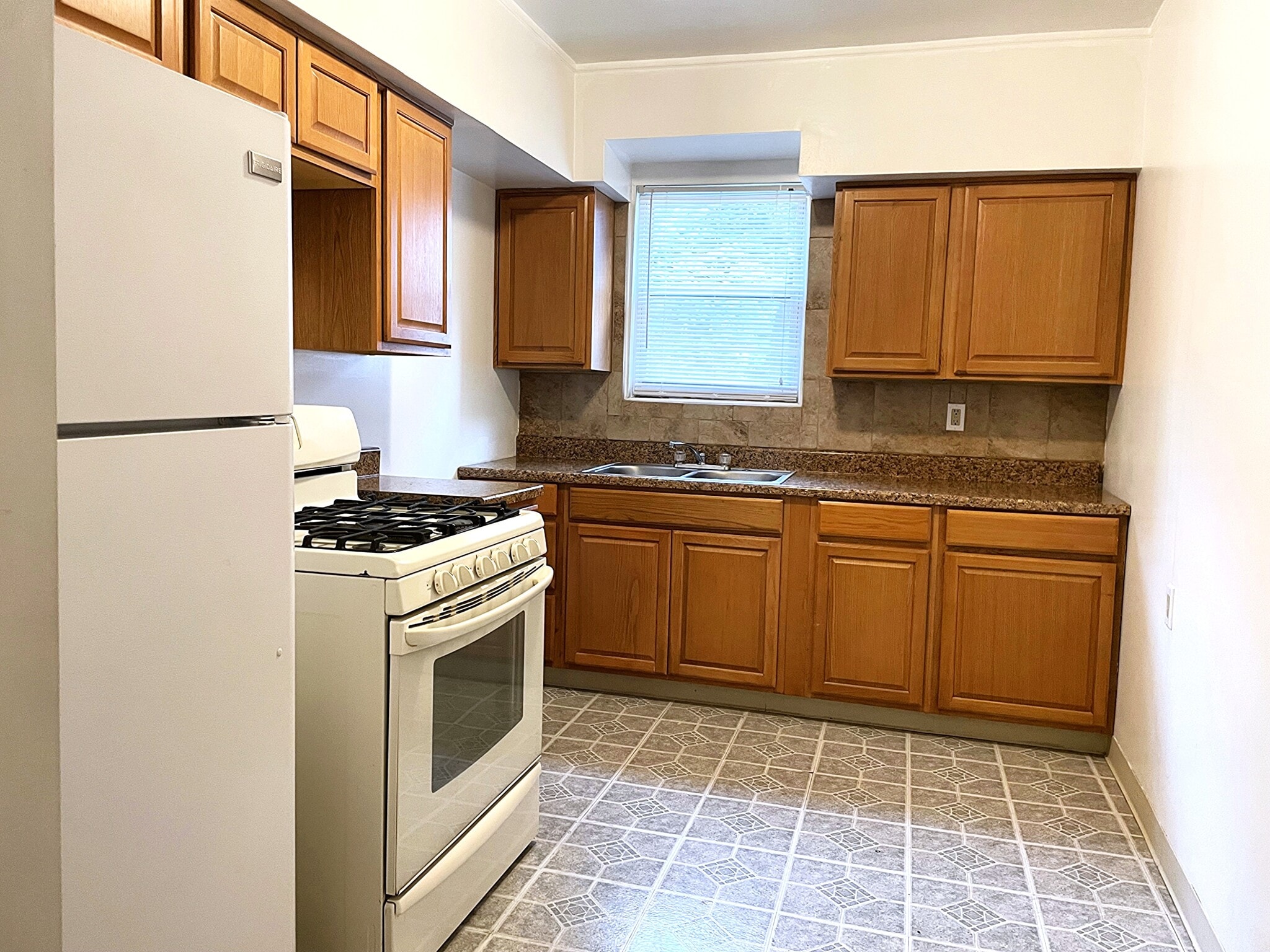 Kitchen - 420 Greenfield Ave