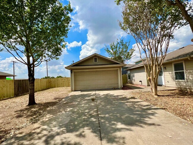 Building Photo - 4 bedroom, 2 bath, 1 story  home in Manor