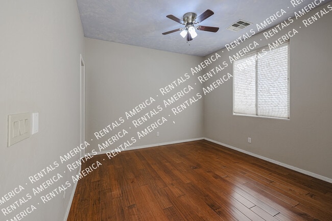 Building Photo - *$500 off the 1st full month's rent with a...