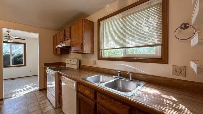Building Photo - Move in Ready home on Piros