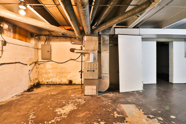 Building Photo - 925 N Prairie Ave