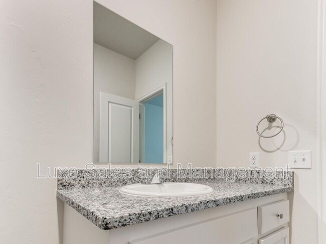 Building Photo - 3703 N Divis Ave