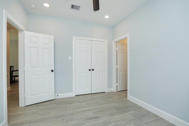 Building Photo - 322 S Amherst Dr