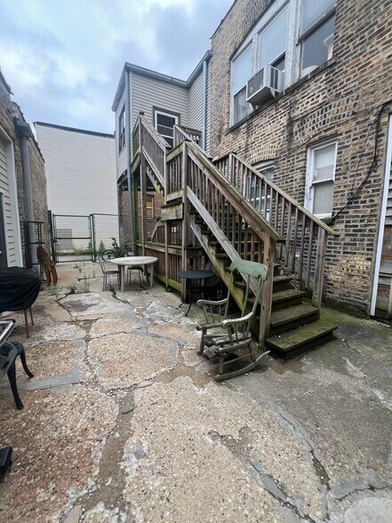 Building Photo - 2554 W Eastwood Ave