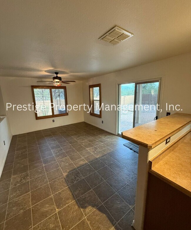 Building Photo - Large Sahuarita home in a cul-de-sac!