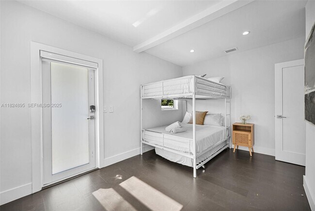 Building Photo - 150 NE 50th St