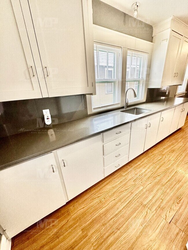 Building Photo - 619 S Whitcomb St