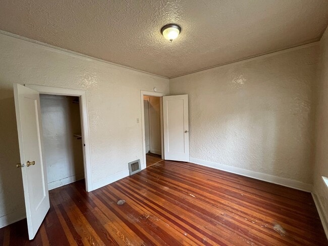 Building Photo - Charming Home On South Hill