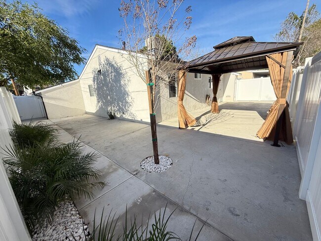 Building Photo - Secluded 3/2 in the heart of Sylmar