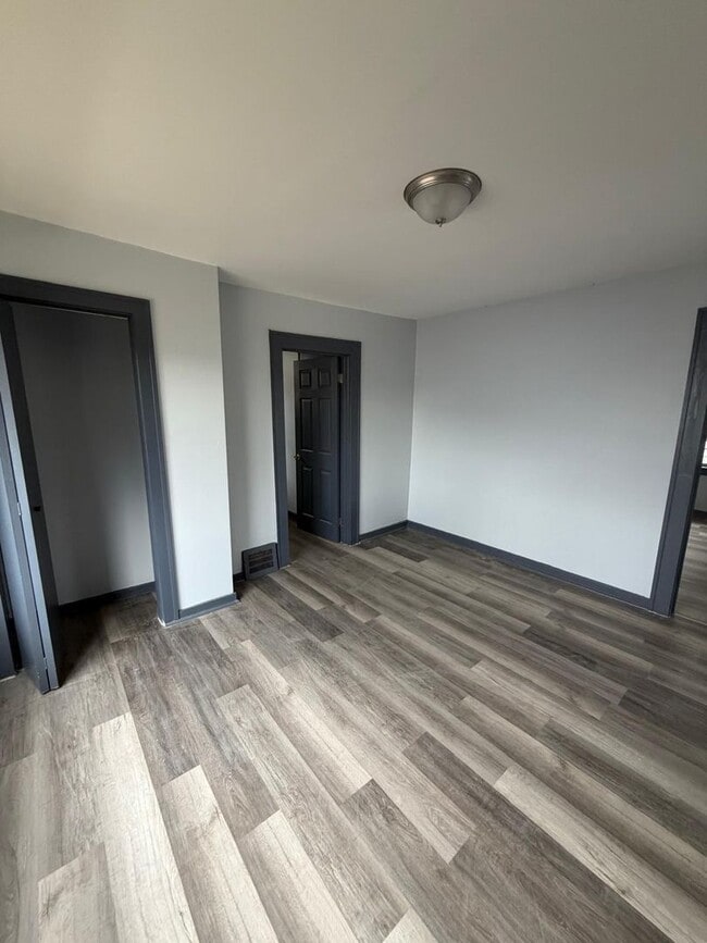 Building Photo - 4 bedroom 2 full bathroom!