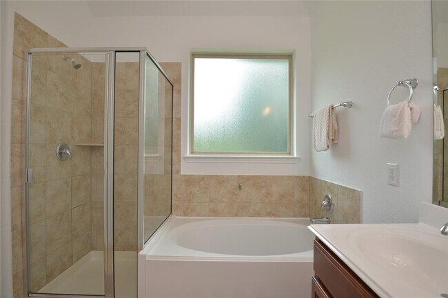 Building Photo - 18918 Cove Pointe Dr