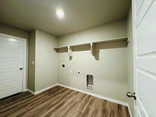 Building Photo - Deer Creek Schools + 4 Bedrooms + Newer Home in The Falling Springs Addition