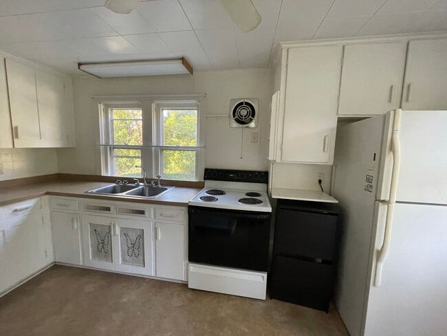 Building Photo - Two-Bedroom House