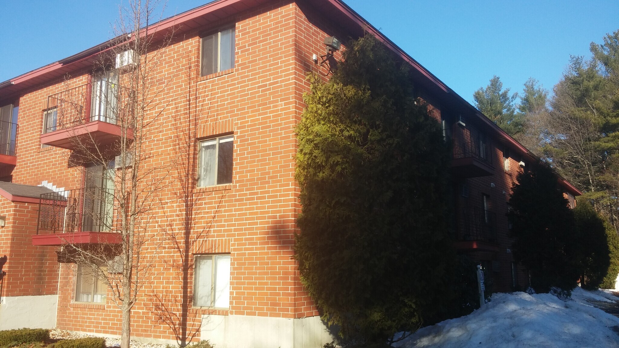 Building Photo - 1225 Bodwell Rd