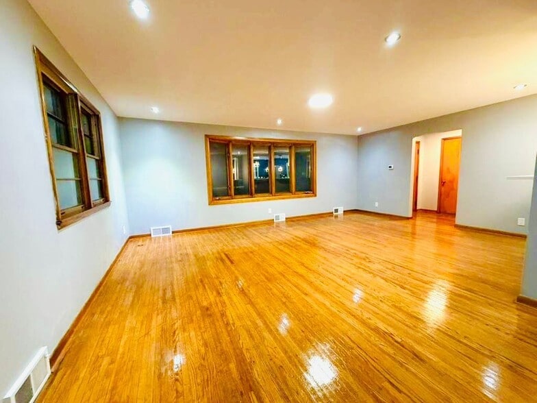 Building Photo - 2791 N Forest Rd