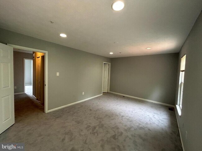 Building Photo - 17930 Cottonwood Terrace