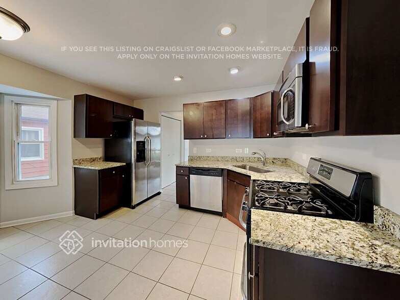 Building Photo - 10528 S 83rd Ave