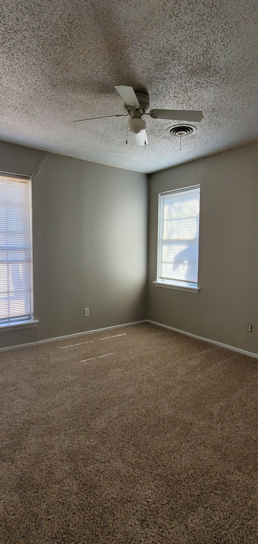 Building Photo - Spacious 3 Bedroom 2 Bath in University Park!