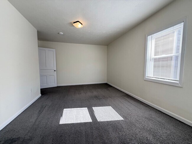 Building Photo - Updated 4BR / 2 Bath Home with off-street parking!