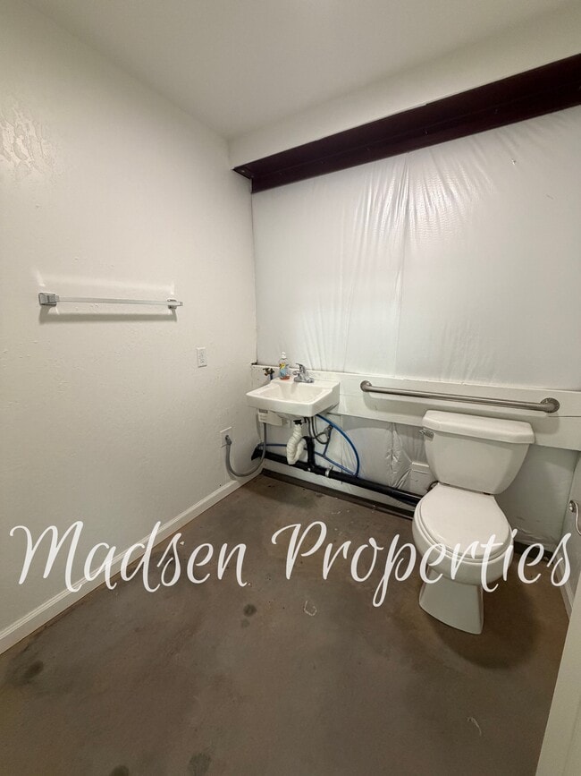 Building Photo - 1115 E Ewald Ct