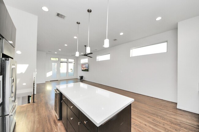 Building Photo - 1315 Nagle St