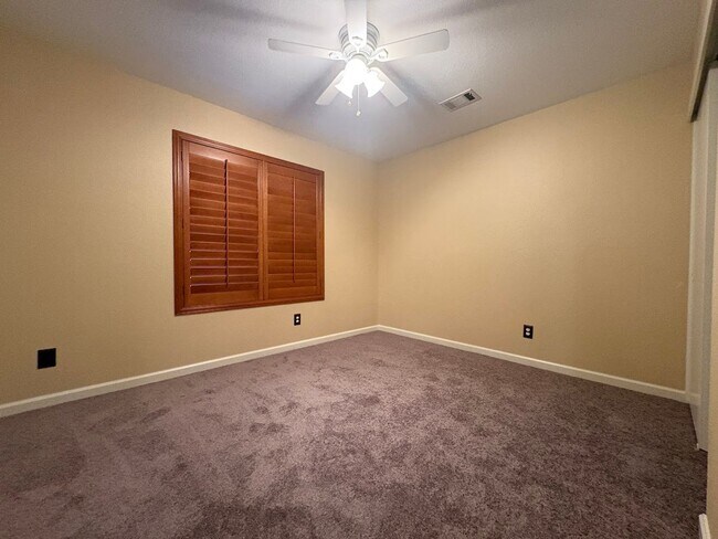 Building Photo - Three Bedroom Galt Home!