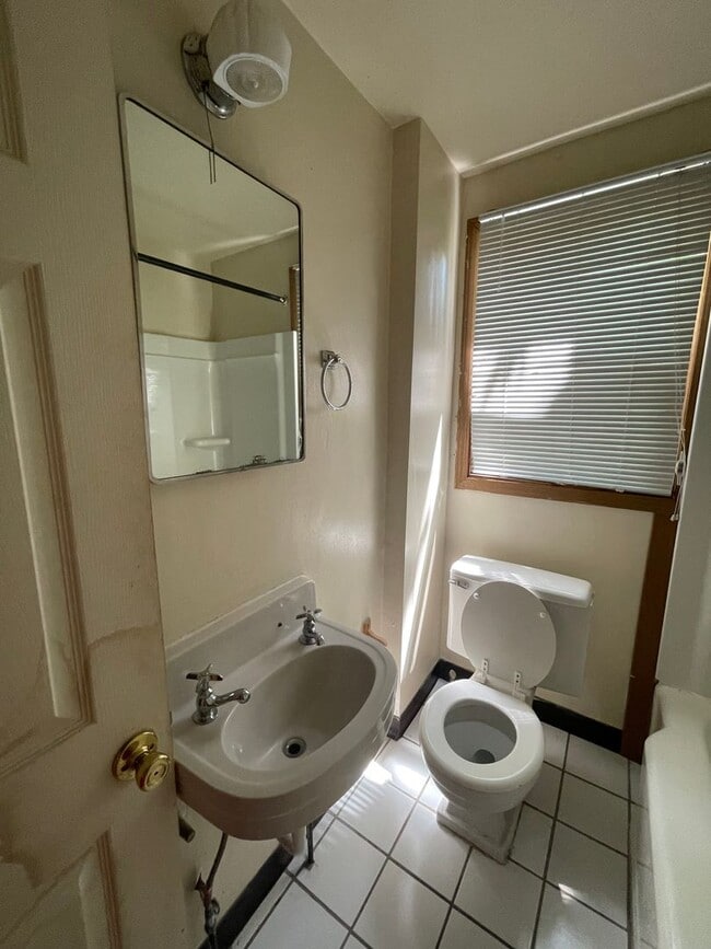 Building Photo - 4 bedroom 1 1/2 bath single family house with yard.