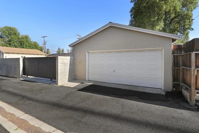 Alley View - 23009 Vanowen St