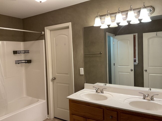 Building Photo - 10 Sarah St NW