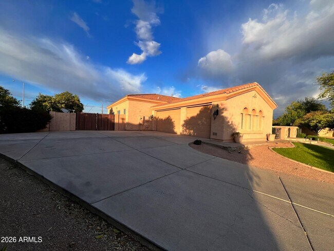 Building Photo - 3550 E June Cir