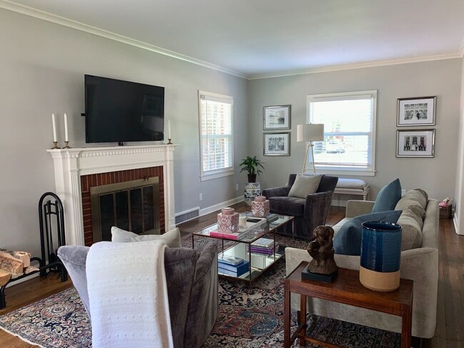 Building Photo - Fully remodeled Crown Heights BEAUTY!