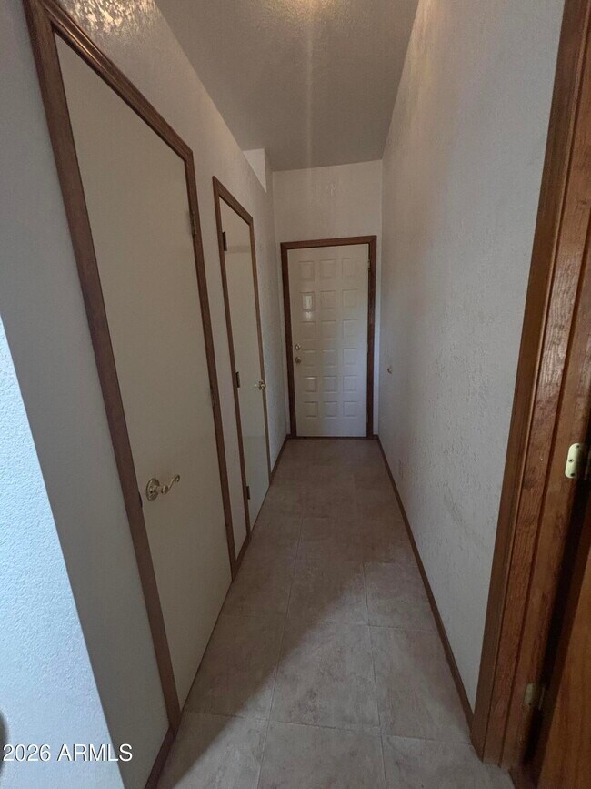 Building Photo - 1461 W Foy Dr