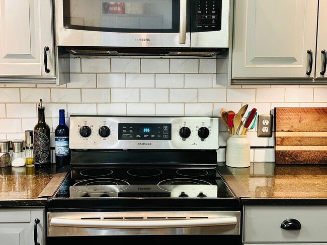 Building Photo - Beautiful 3 Bed, 2 Bath Home by Nature Preserve