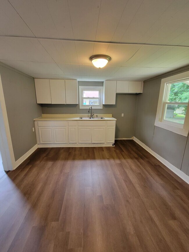 Building Photo - 2209 N Travis Ave