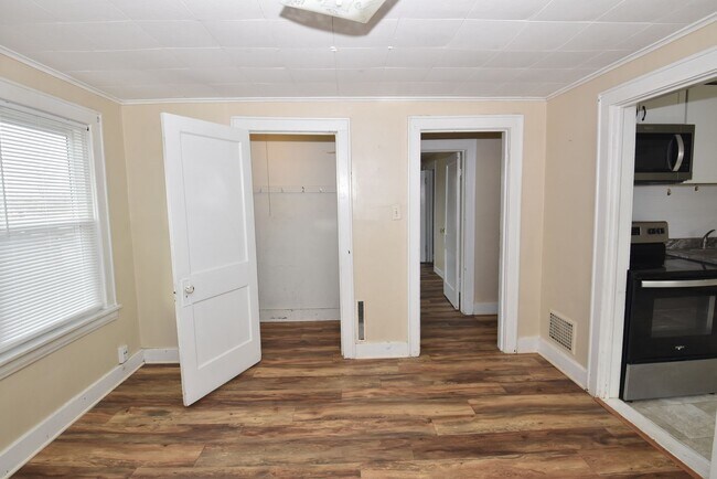 Building Photo - 135 E Eckman St