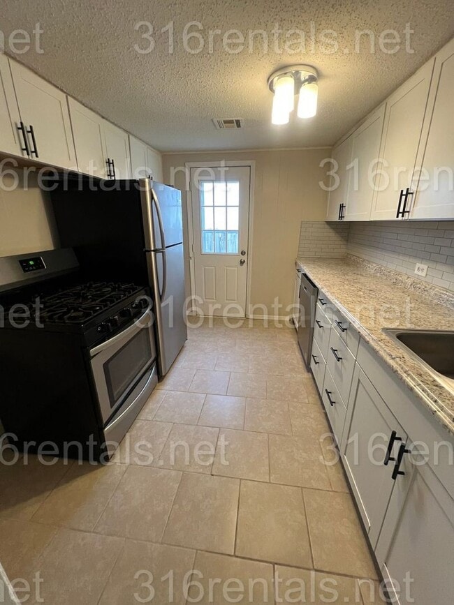 Building Photo - $1150 - **COMING SOON** 3 bed 1 bath - Single Family Home