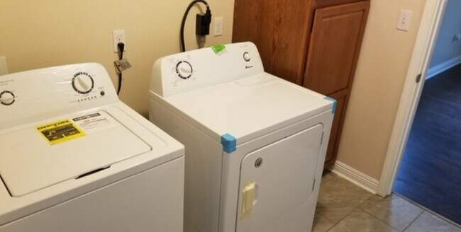 Building Photo - 2616 N Galvez St