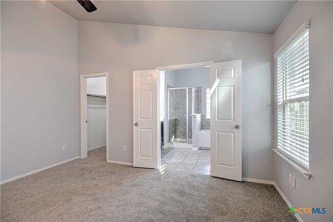 Building Photo - 5726 Stonehaven Dr
