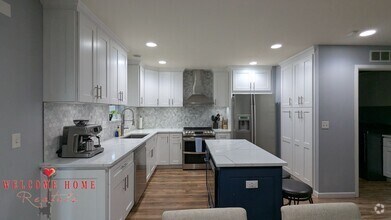 Building Photo - Flowing floorplan, minutes from I-5!!!