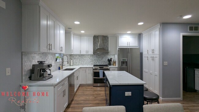Primary Photo - Flowing floorplan, minutes from I-5!!!
