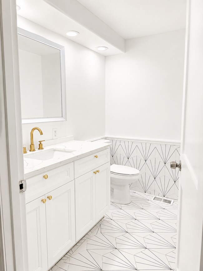 Building Photo - Beautifully Remodeled Home in Prime Kirkland Location | Designer Finishes | Spacious Layout | Top...