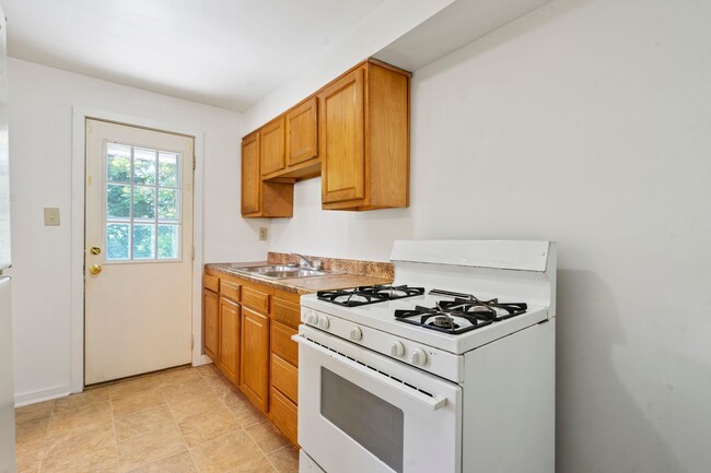 Building Photo - Updated Duplex In Brookline