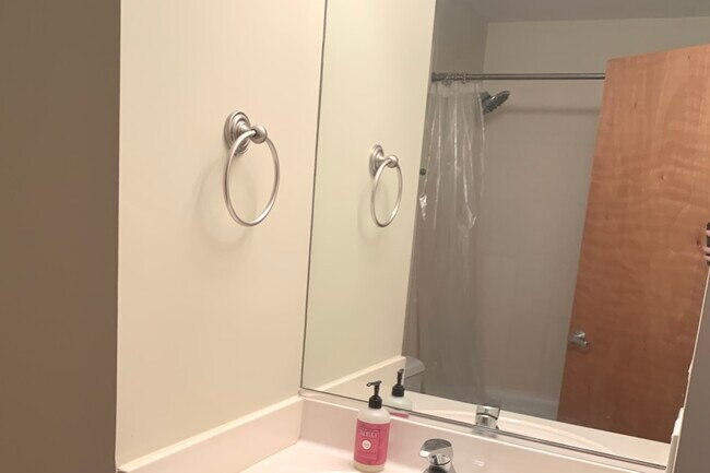 Building Photo - 1500 W Monroe St