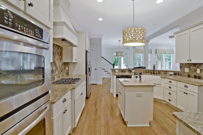 Building Photo - Stunning 4BE/3.5BA home in the very desira...