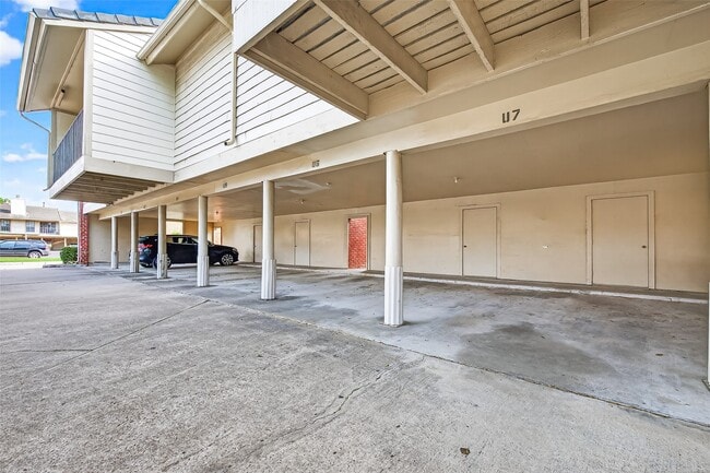 Building Photo - 2211 S Kirkwood Rd