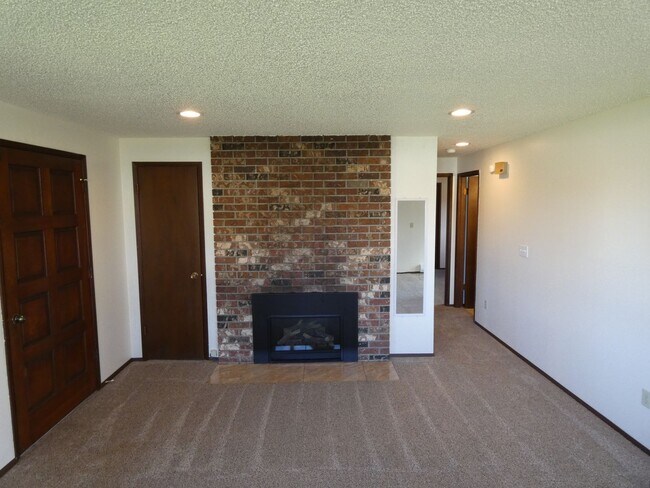 Building Photo - APPLICATION PENDING - Tastefully Maintained Charmer