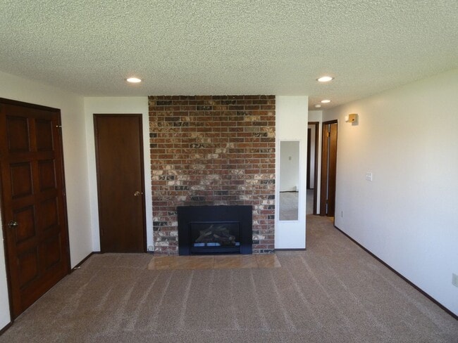 Building Photo - Tastefully Maintained Charmer