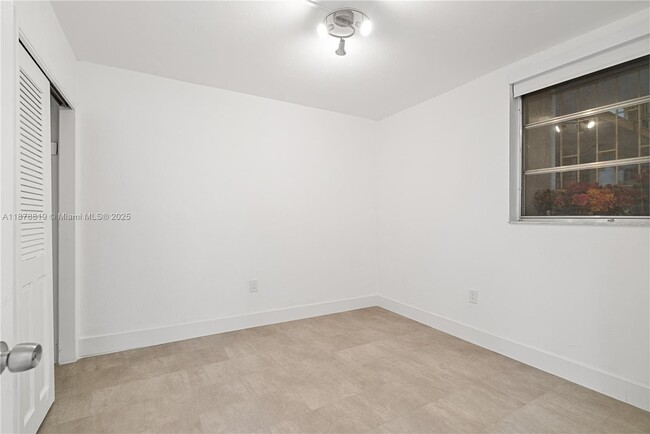 Building Photo - 8305 Crespi Blvd