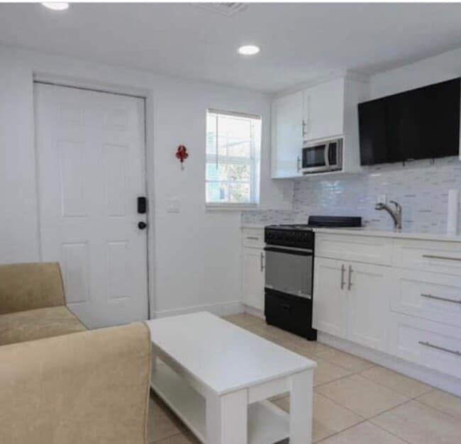 Building Photo - 701 SE Bahama Ave